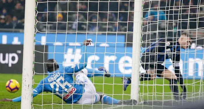 Cori razzisti contro Koulibaly Ancelotti: «Partita da fermare»