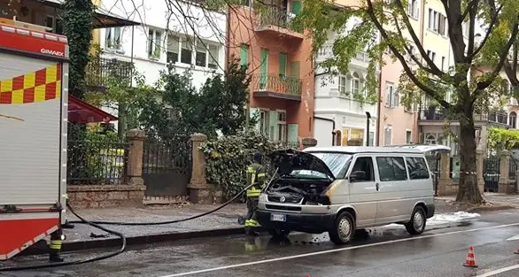 Furgone in fiamme in via Torre Verde: conducente in salvo, traffico in tilt