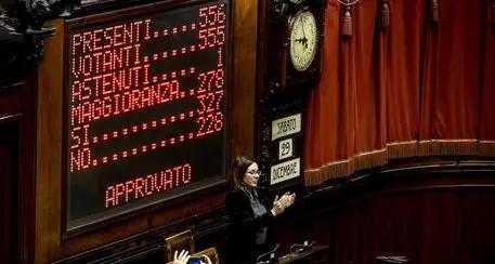Ultima fiducia per la manovra nella notte tra le polemiche