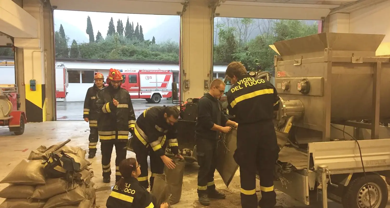 A Dro i sacchi di sabbia contro le esondazioni