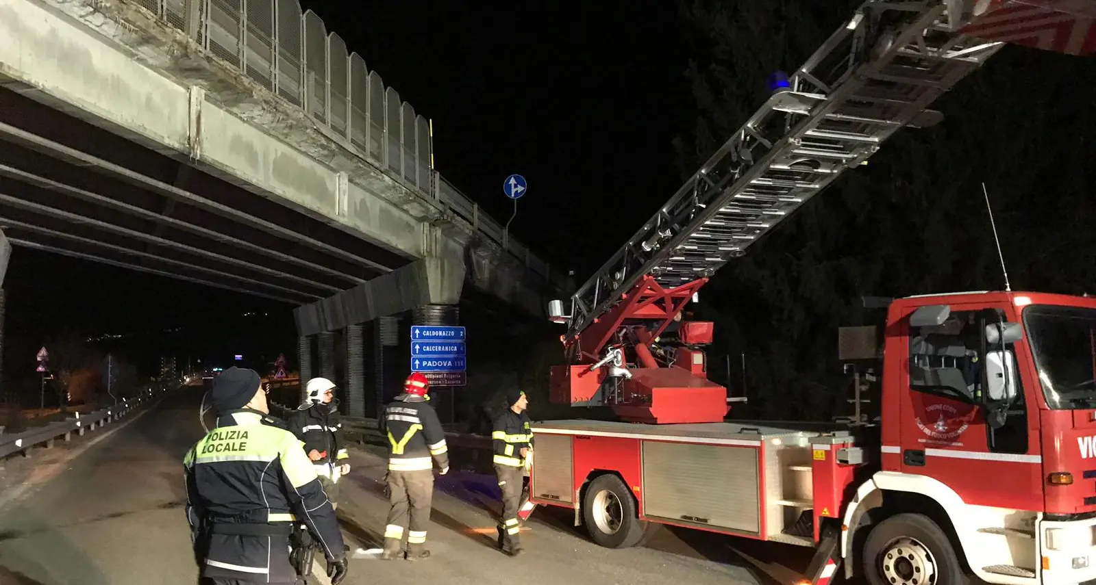 Il cavalcavia perde i pezzi, i lavori aspettano