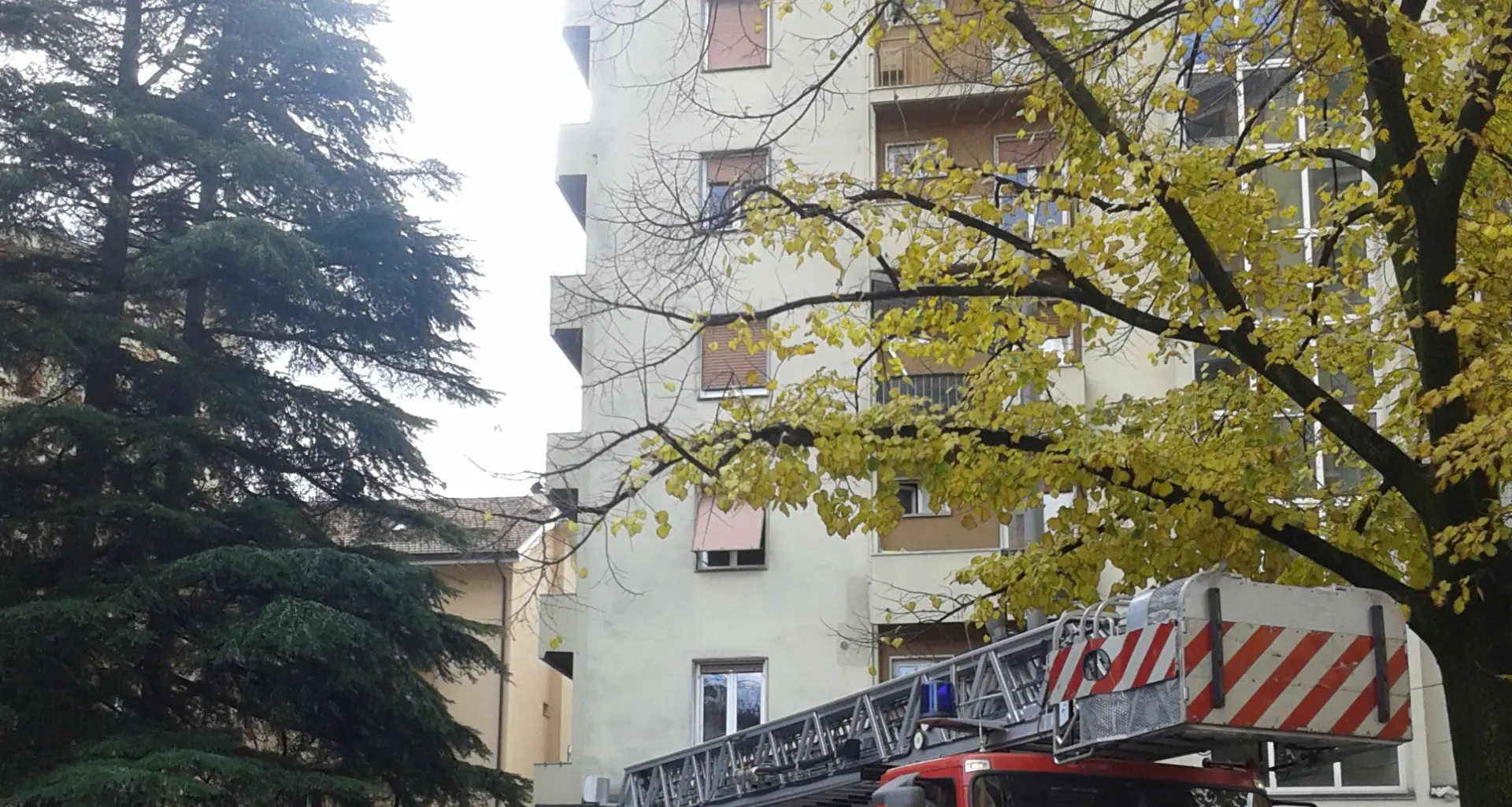 Piovono calcinacci, allarme in via Bezzi