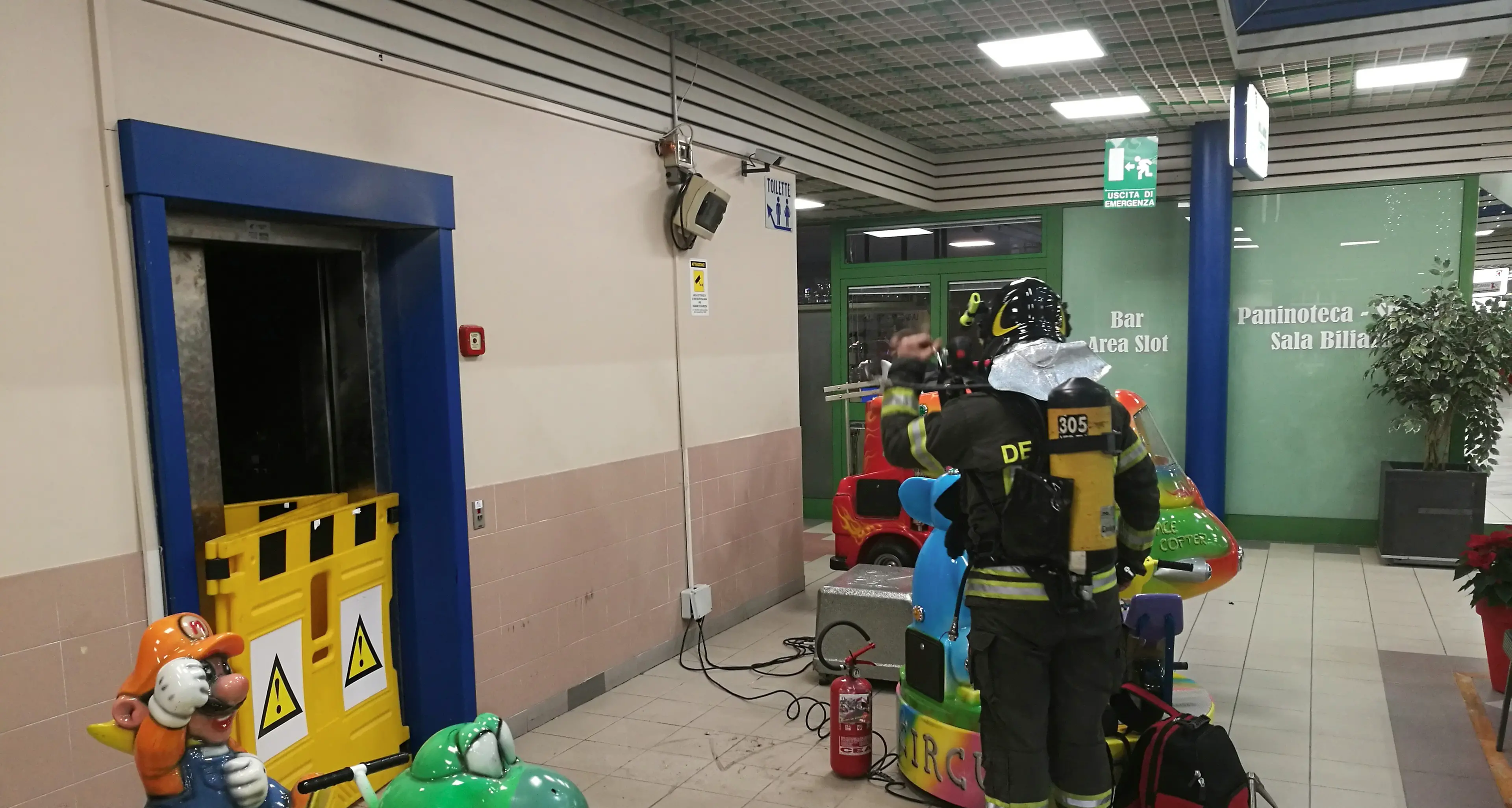 Ascensore in fiamme al Rovercenter