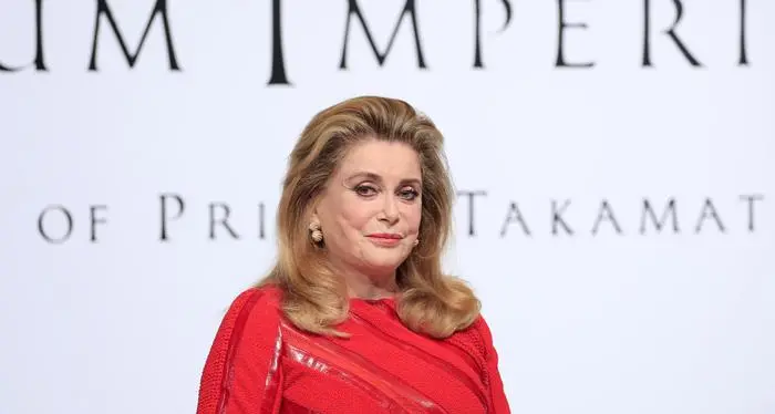 Deneuve vende all’asta il guardaroba YSL