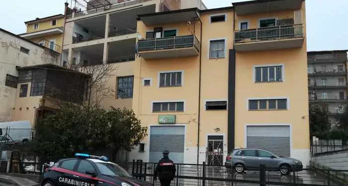 Fa esplodere la casa e uccide la convivente