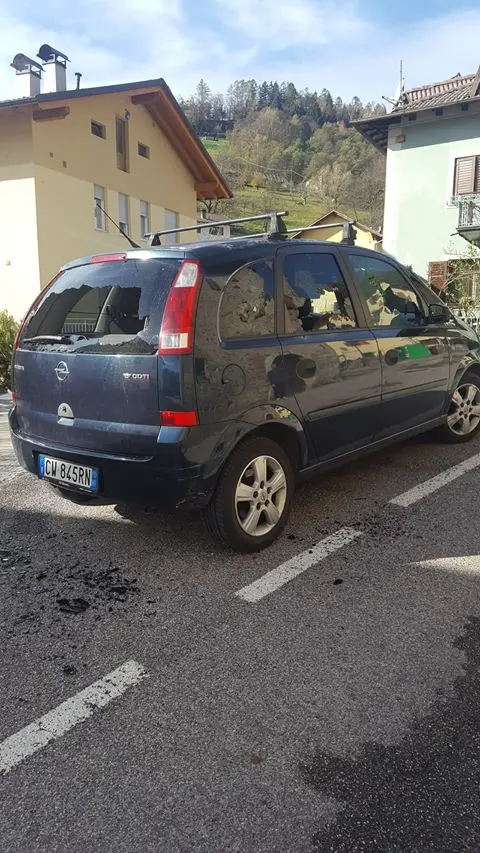 Vandali in azione nel fine settimana: danneggiate numerose auto in sosta