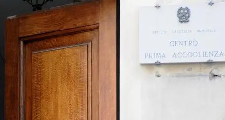 Disabile costretto a subire abusi e filmato