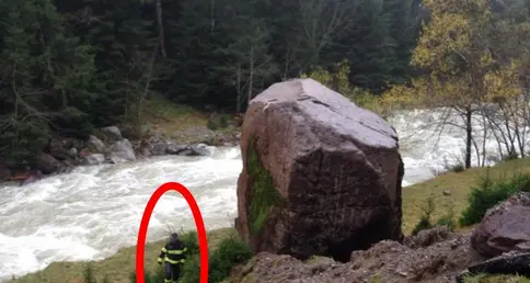 Un masso enorme caduto nei pressi del torrente Vanoi