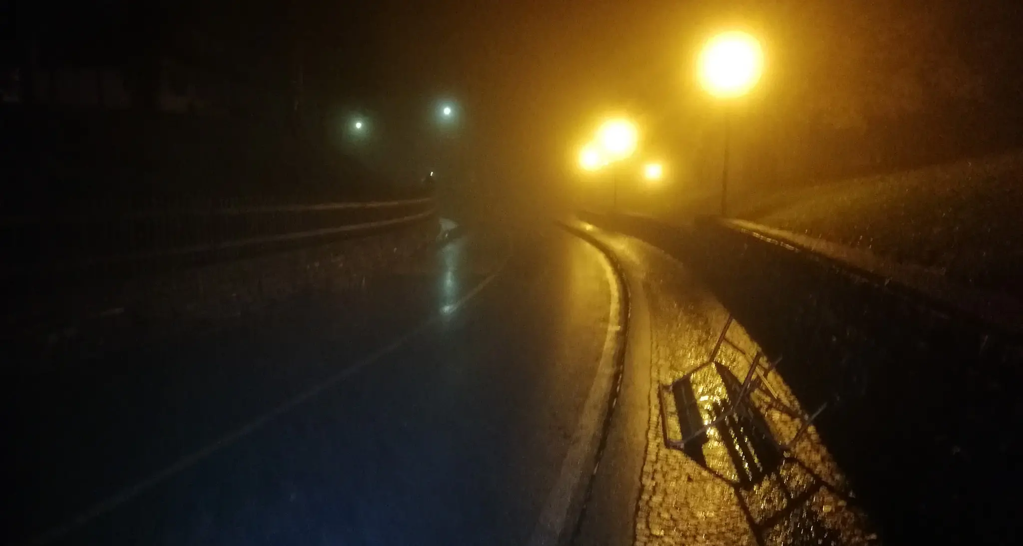 Cavalese, i vandali della panchina in strada