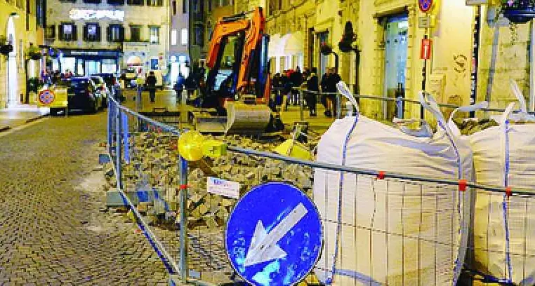 Lavori in largo Carducci, commercianti furenti