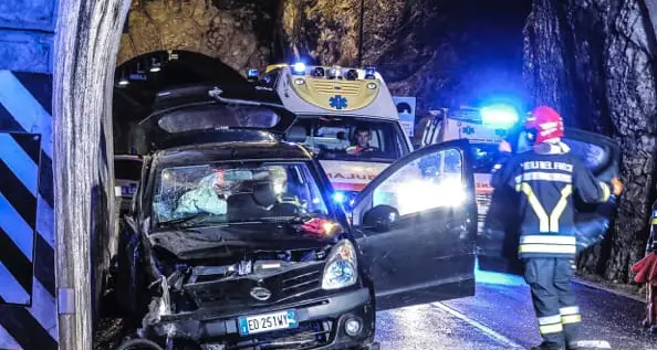 Auto si schianta in galleria Gardesana ancora «ko»