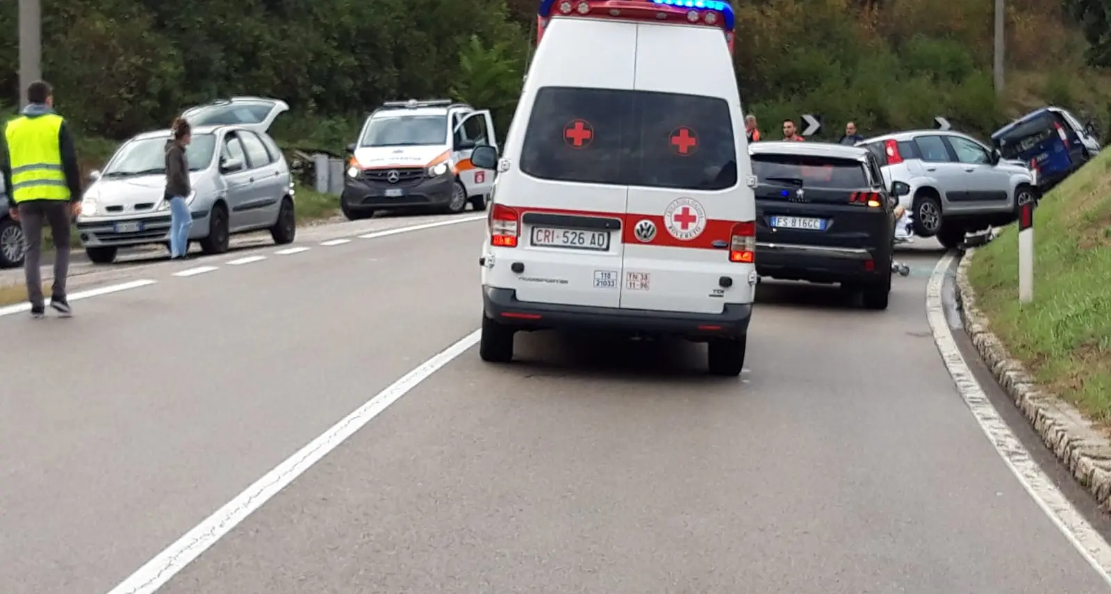 Escono di strada tra Mori e Isera Fuga di gas da una delle auto
