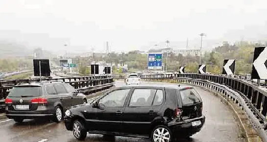 Ladro in fuga dalla polizia si schianta su auto rubata