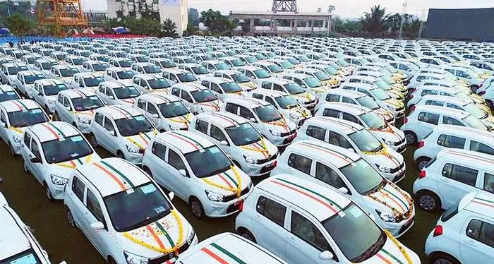 Miliardario indiano regala 600 auto ai dipendenti