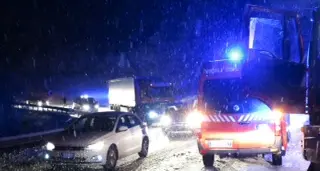 Neve, un camion di traverso Decine di auto bloccate Pompieri distribuiscono the caldo