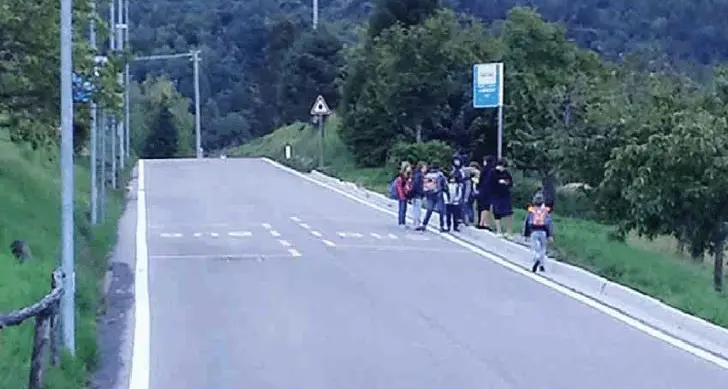 Marciapiede a Montevaccino, lavori a scuola Romagnano