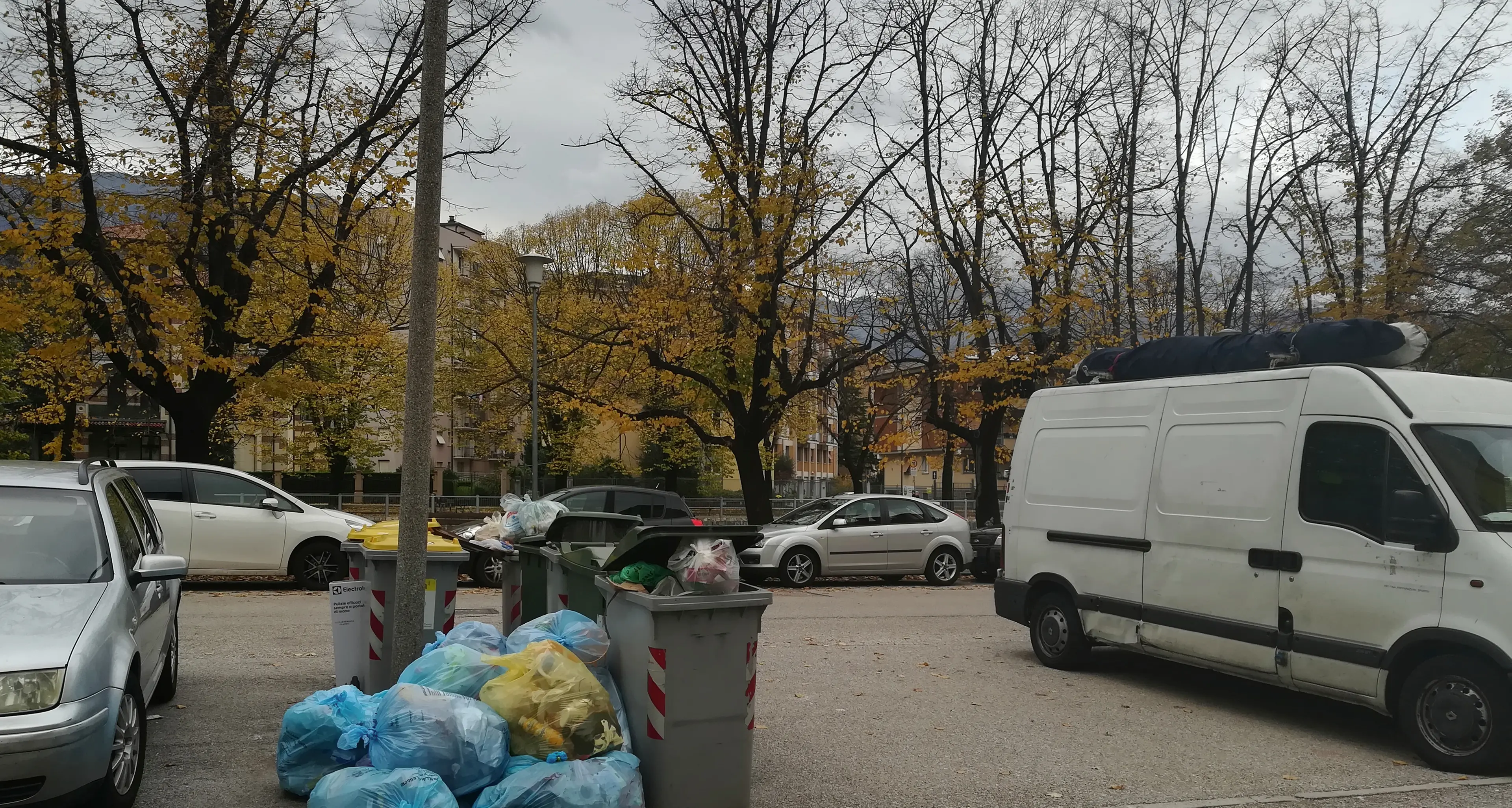 Rifiuti abbandonati, «solito spettacolo» in Lungo Leno