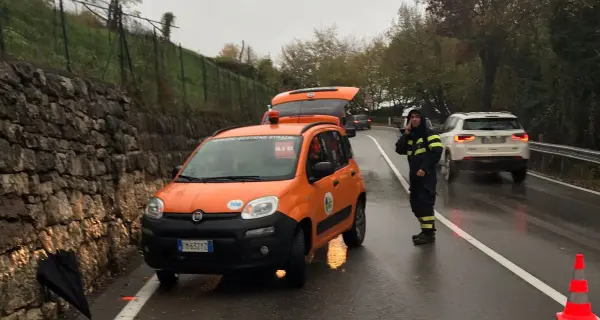 Dopo la pioggia cede il muro Povo, problemi al traffico