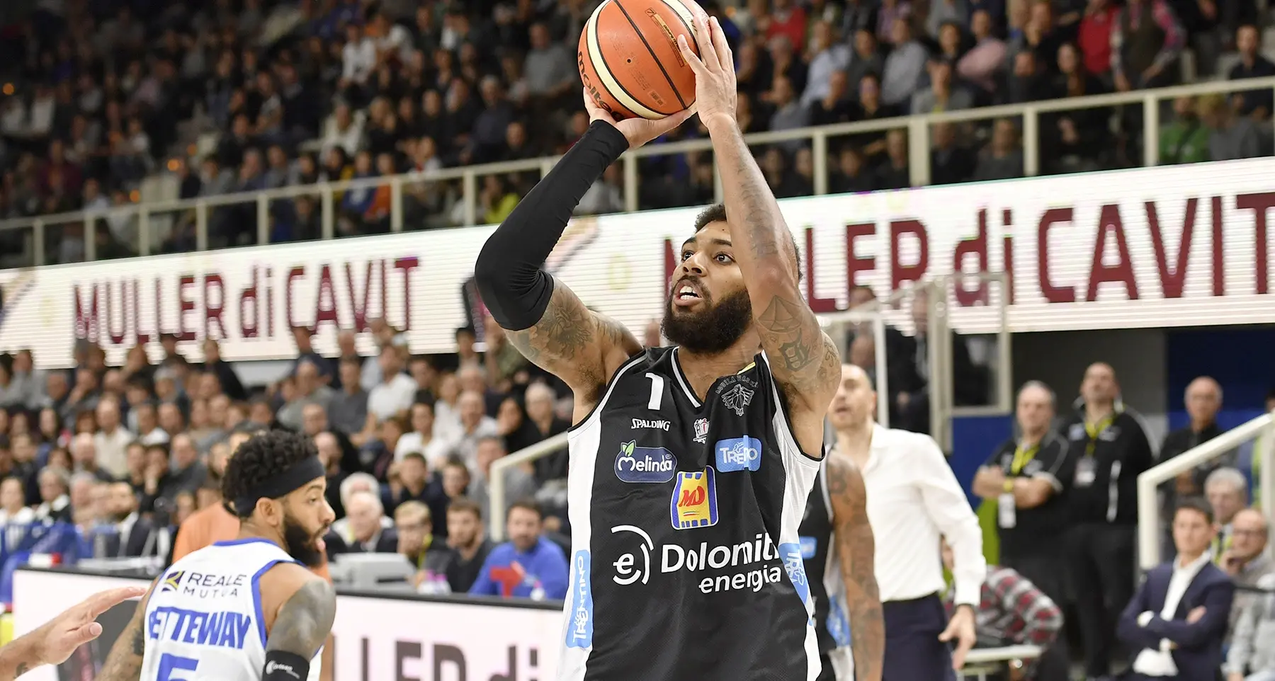 Marble e Hogue scatenati, l'Aquila vince a Reggio (80-84)