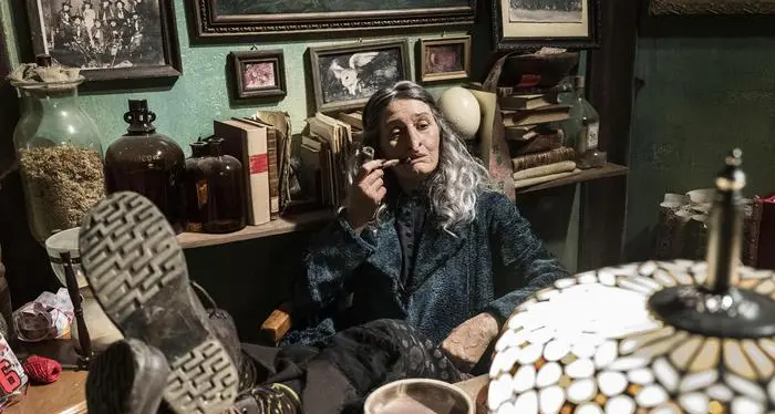 Paola Cortellesi, una Befana contro Babbo Natale