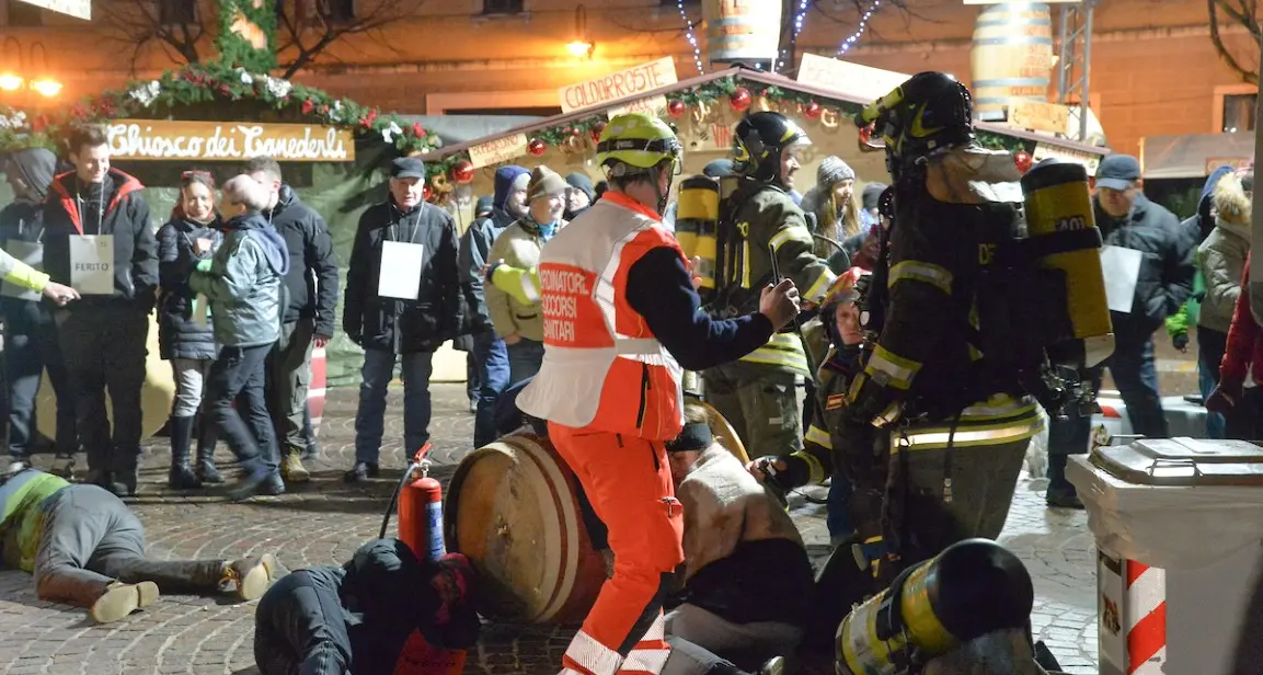 Fiamme tra le casette di Natale Ma è solo un'esercitazione