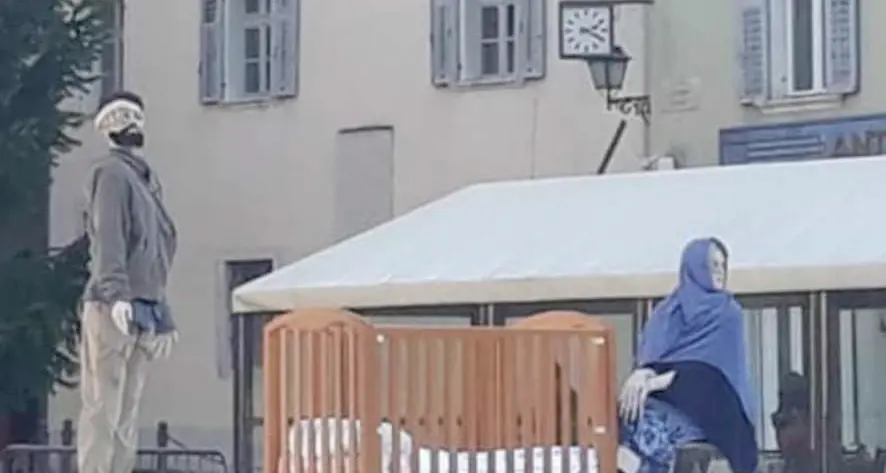Rovereto, è scontro: Valduga rottama il presepe di Carollo