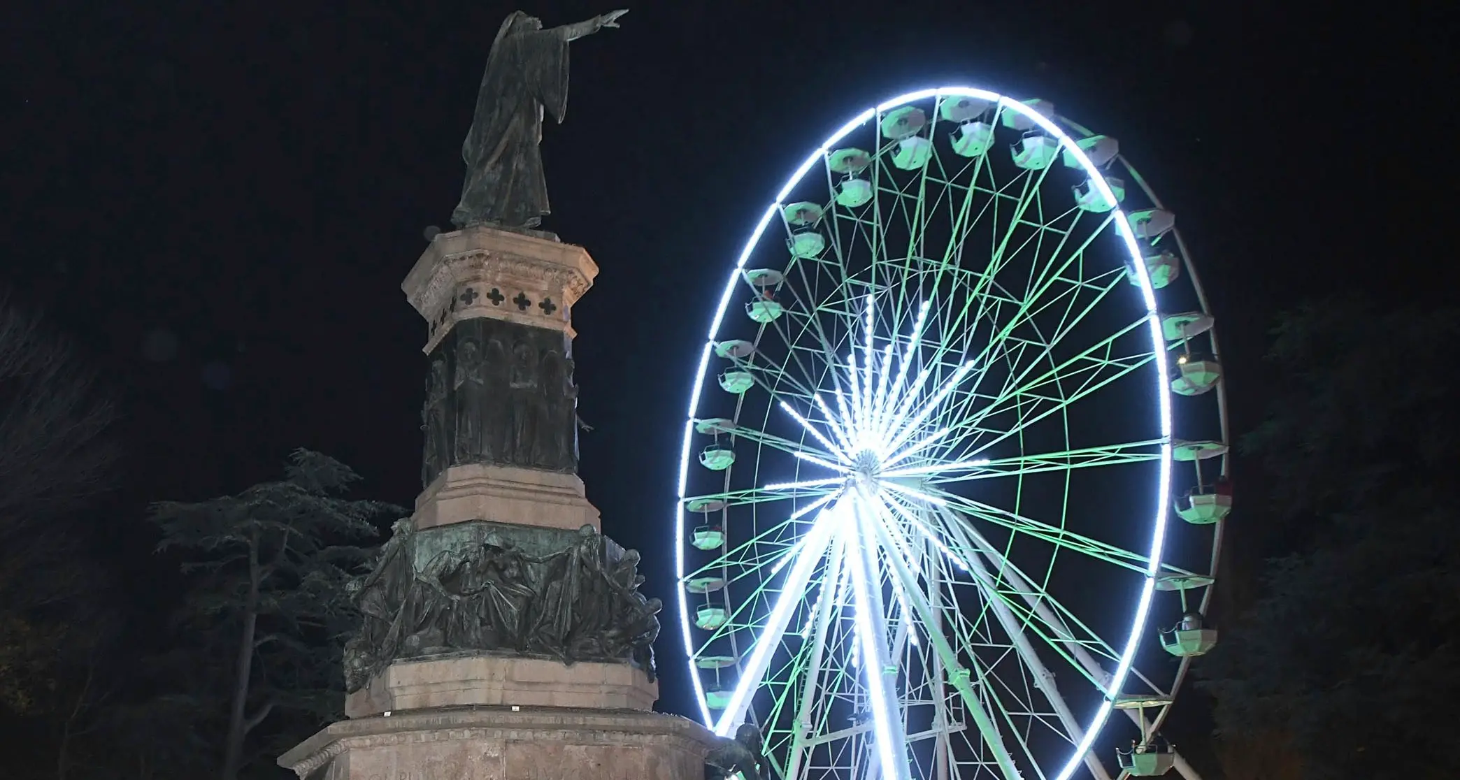 Ruota panoramica in piazza Dante resta aperta fino al 6 gennaio