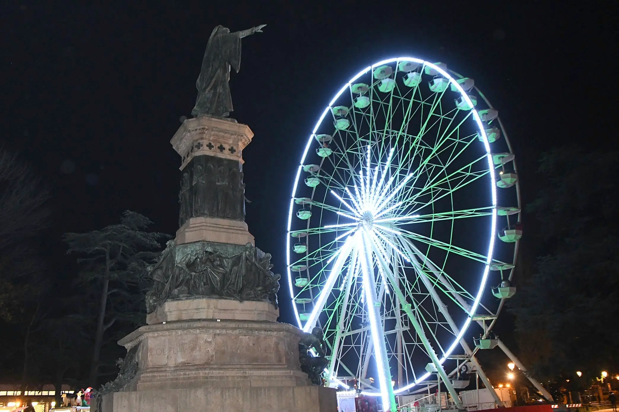 VEDUTA NOTTURNA DELLA RUOTA PANORAMICA DI PIAZZA DANTE TRENTO 7 DICEMBRE 2018 FOTO PAOLO PEDROTTI