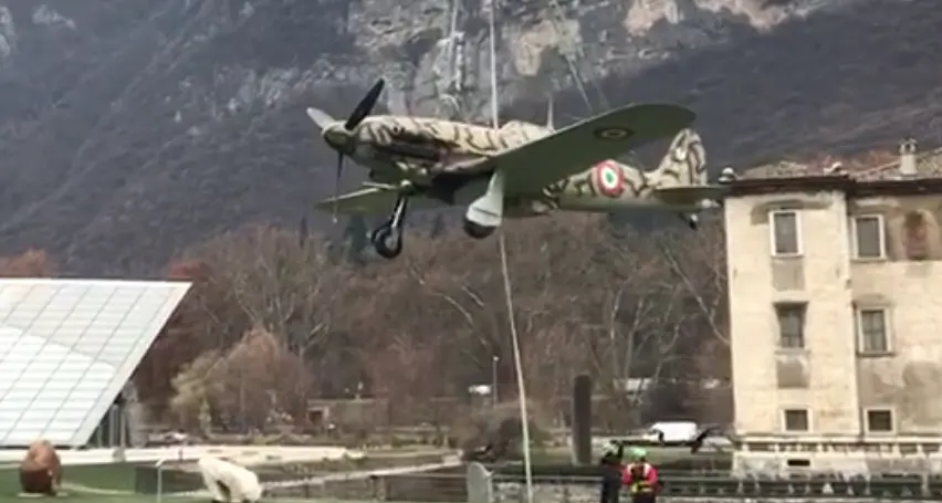 Lo storico caccia Aermacchi 205 è «atterrato» al Muse