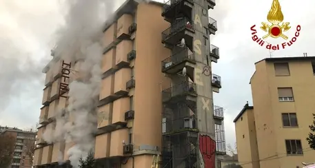 Fiamme in ex hotel occupato a Firenze