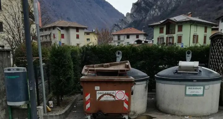 Storo, principio di incendio per le braci nel cassonetto