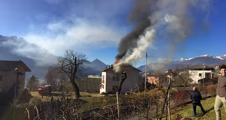 Spera: incendio in casa, a fuoco la mansarda
