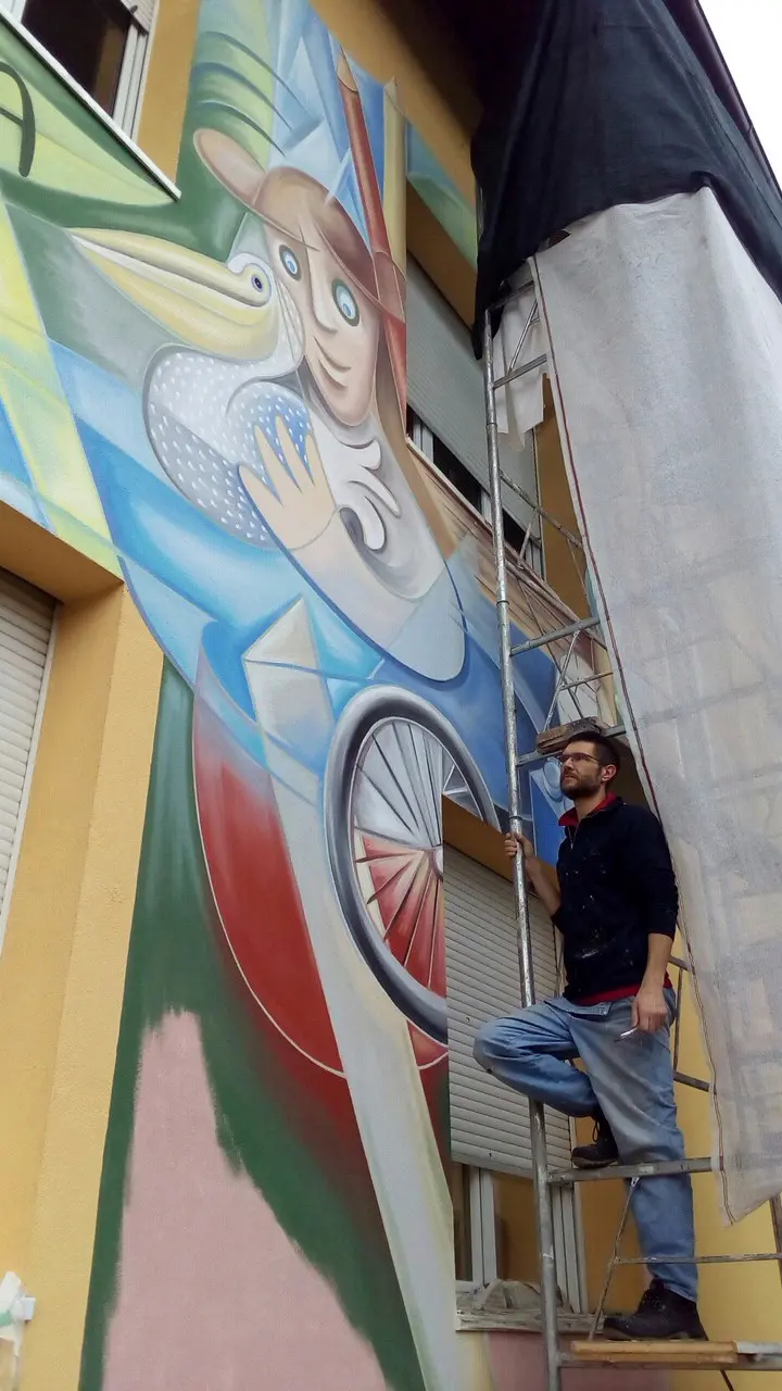 Il murales di Thomas Belz abbellisce la \"materna\" di Palù