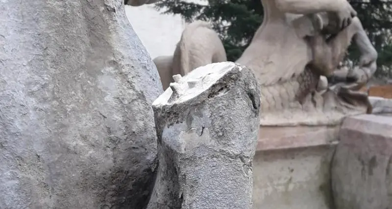 Fontana danneggiata, l'ipotesi è di una bravata o un'imprudenza