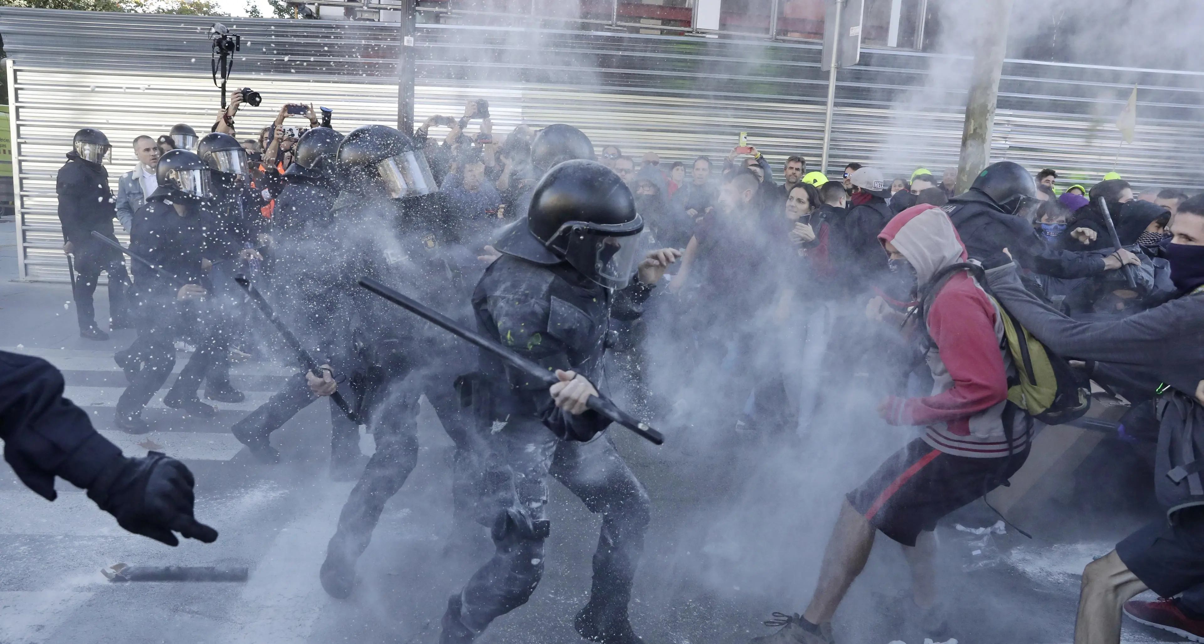 Barcellona, scontri tra separatisti e polizia