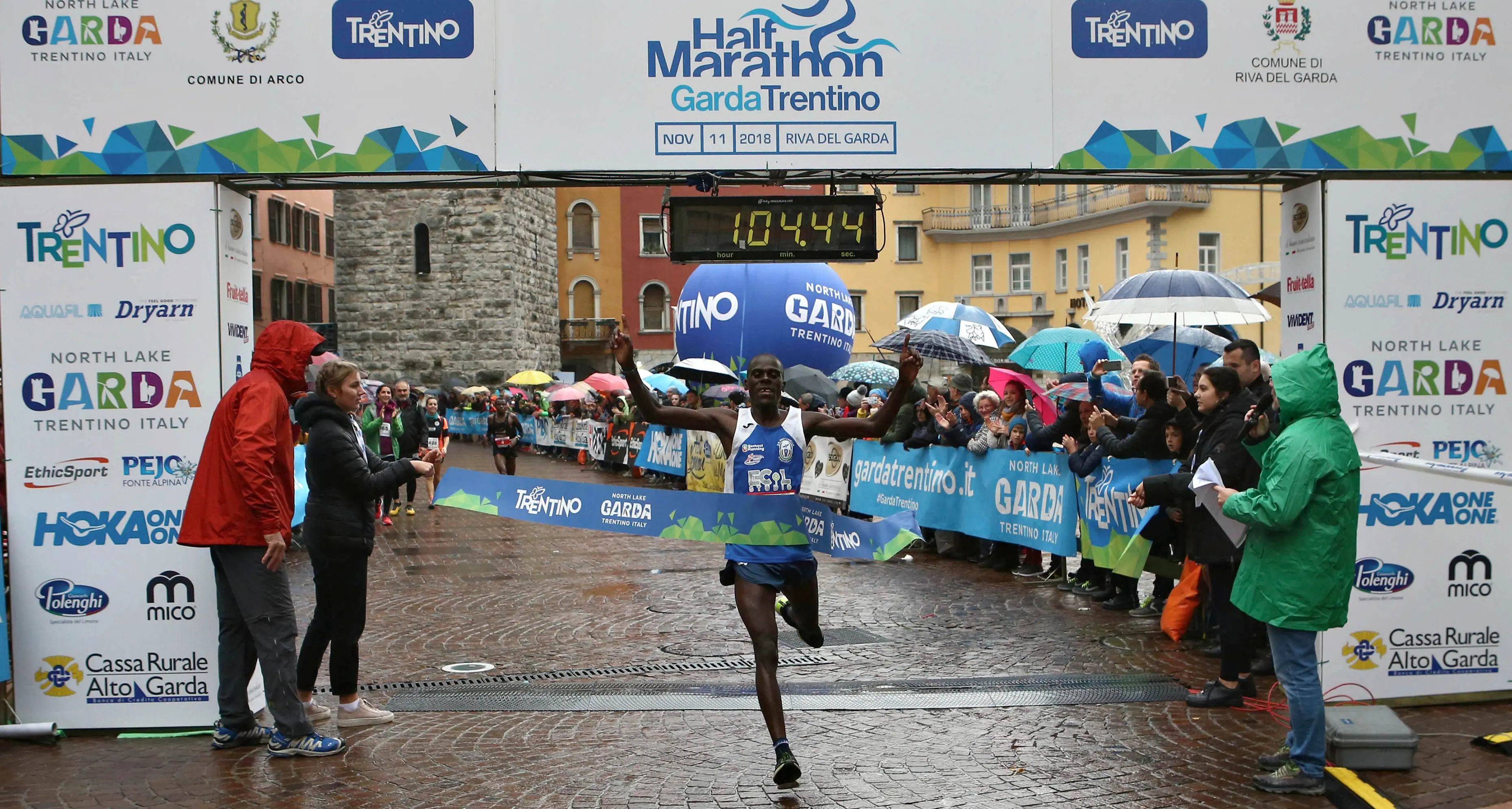 Garda Trentino Half Marathon Trionfo di Jean Baptiste Simukeka