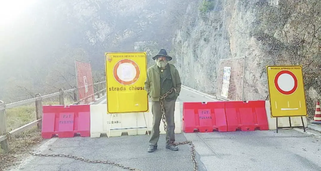 Strada per Tovel chiusa, Fero si incatena