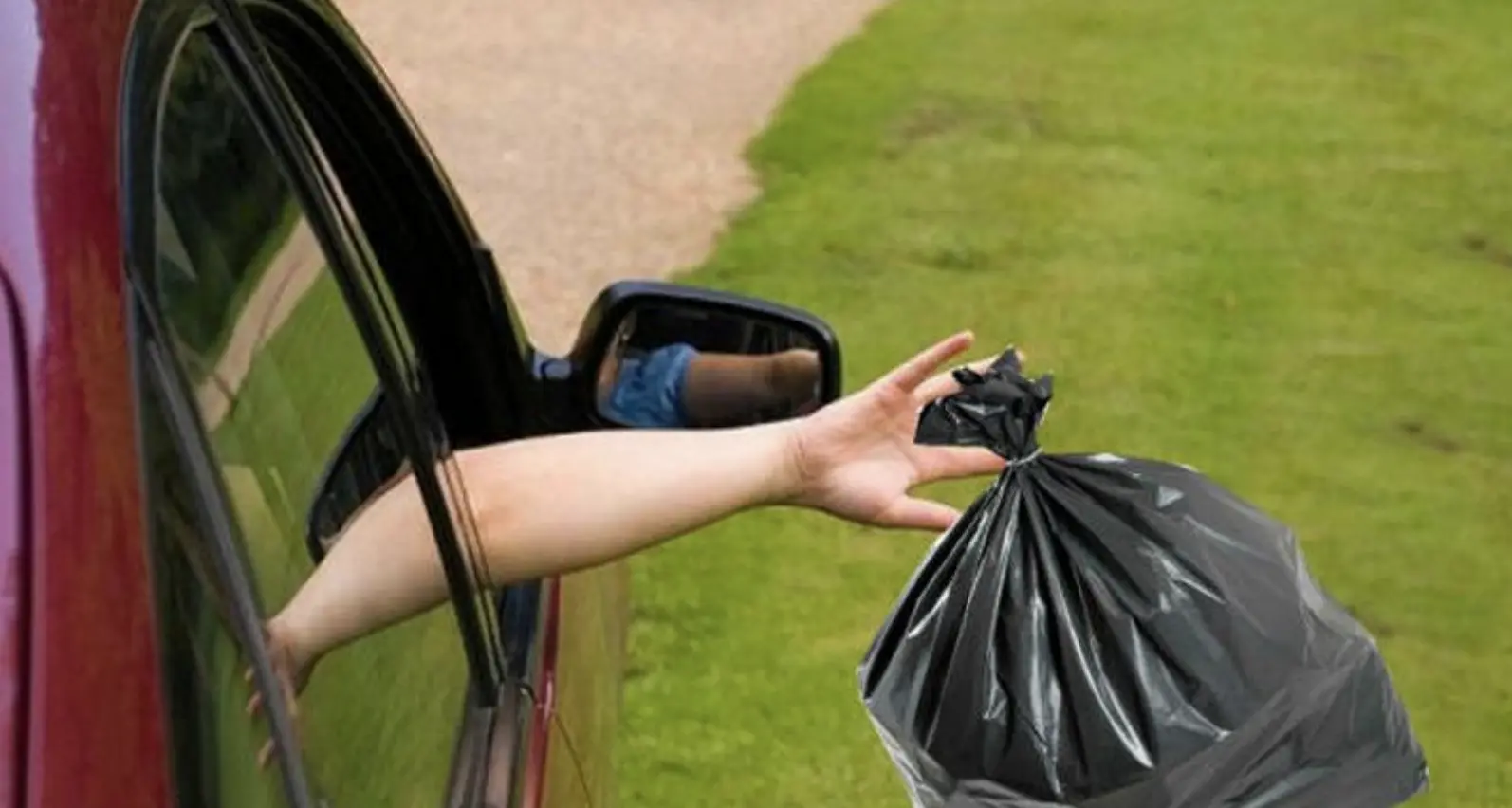 Butta i rifiuti dall'auto, ma c'era il cantoniere