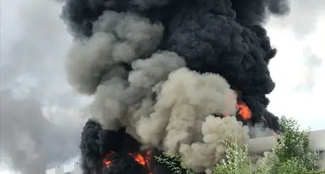 Rogo in capannone di solventi È allarme a Pietrasanta