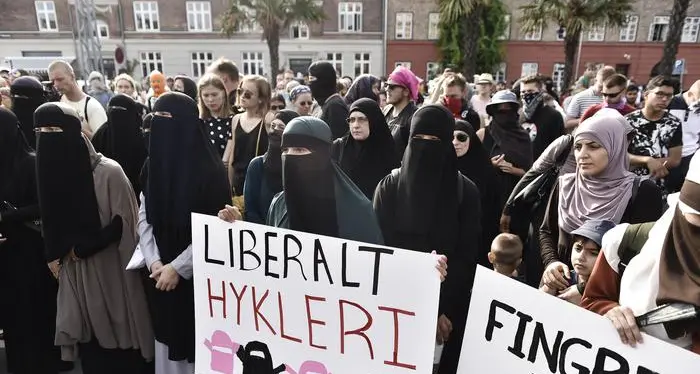 Prima donna multata per aver indossato il velo islamico