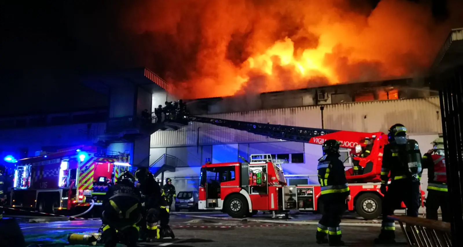 Furioso incendio nella notte in via Maccani Dieci famiglie evacuate all'ex Lidl