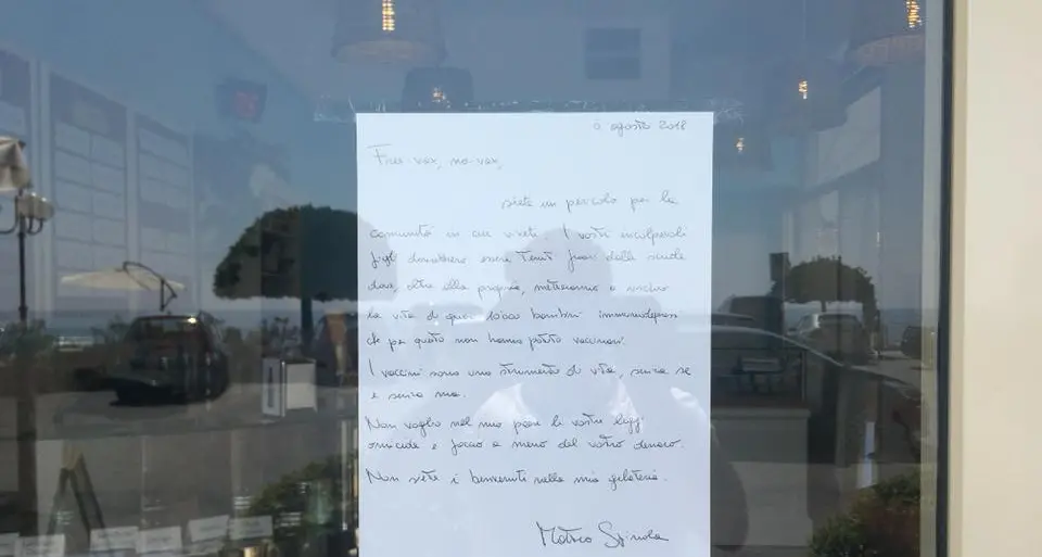 «No vax non siete i benvenuti», cartello in gelateria