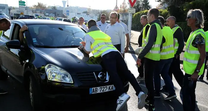 La protesta dei gilet gialli paralizza la Francia