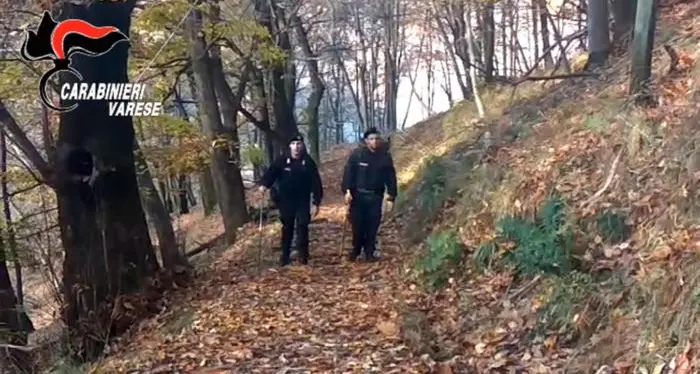Paese isolato, i Carabinieri portano il cibo a piedi
