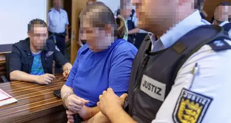 Vendevano figlio ai pedofili su web Condannati madre e suo partner