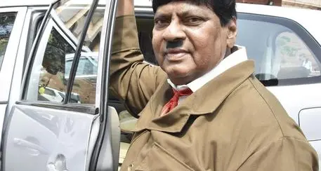 India, deputato in Parlamento vestito come Adolf Hitler