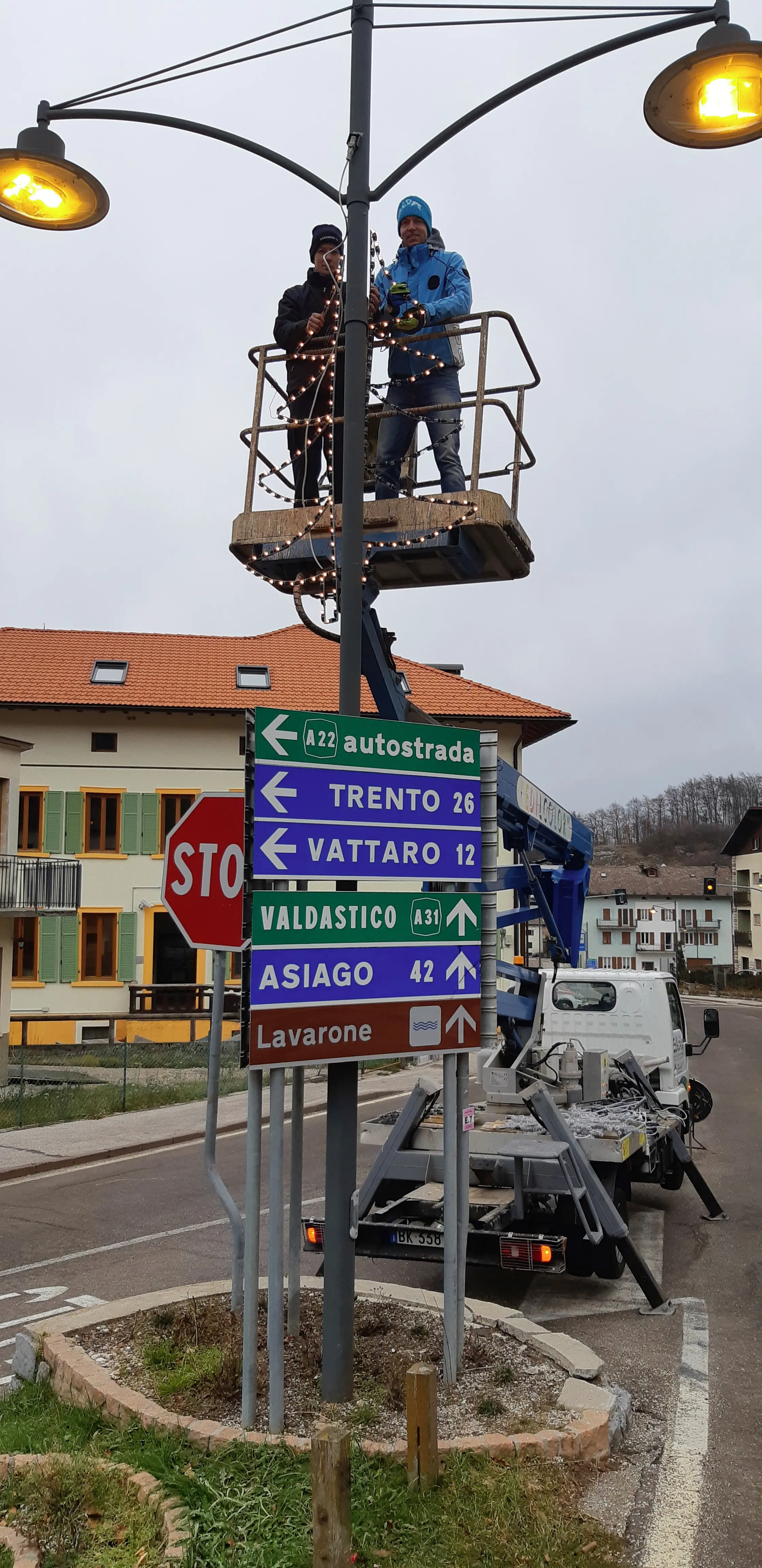 i volontari mettono le luminarie a folgaria