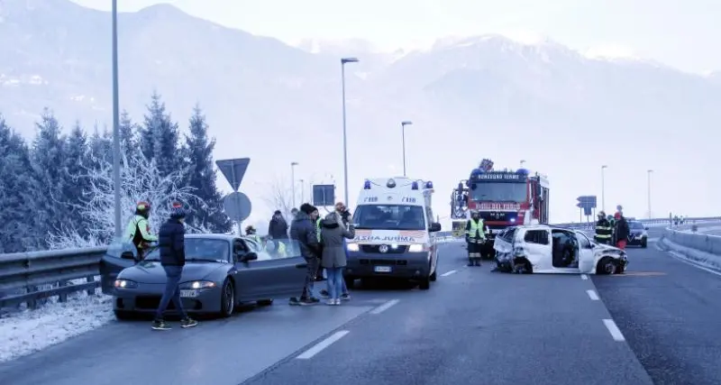 Auto si cappotta a Roncegno: feriti i tre giovani a bordo