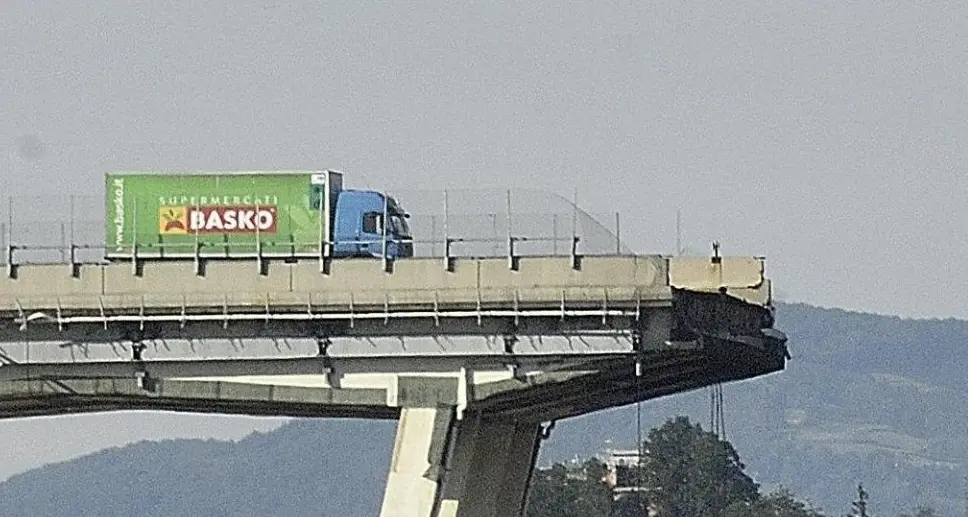 L'autista del camion a un passo dal baratro «Ho visto crollare al strada davanti a me»