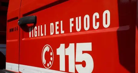 Calabria, incendio in tendopoli, morto un migrante